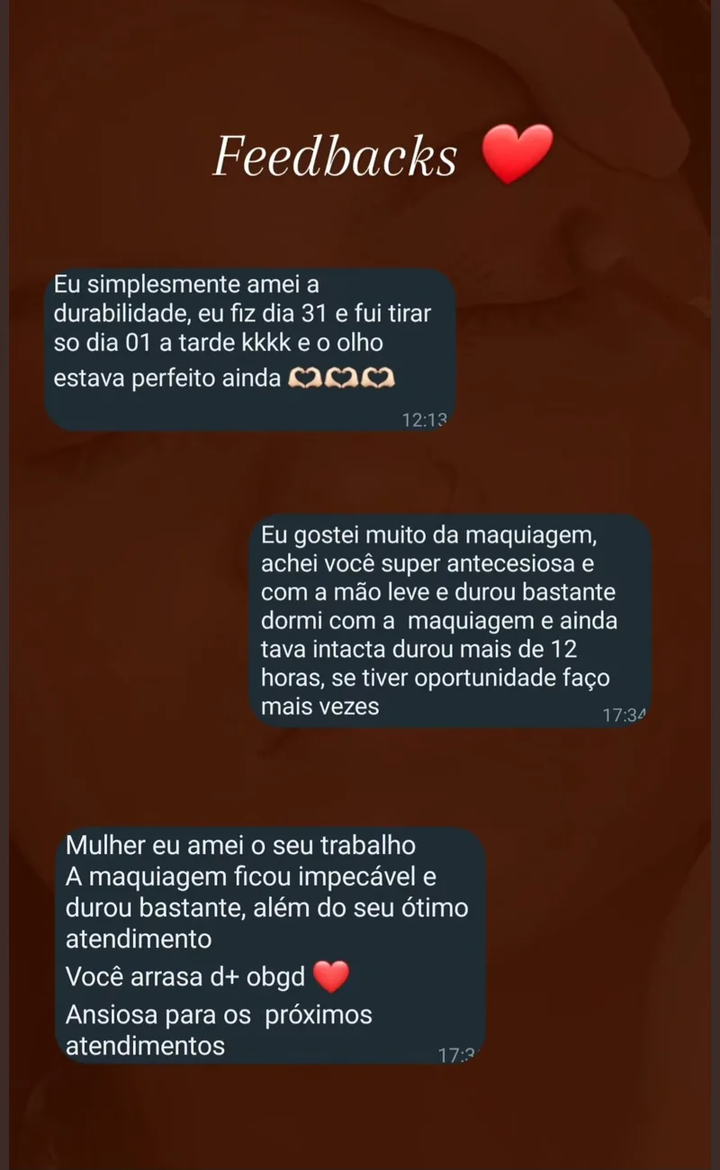 Feedback de cliente elogiando a maquiagem e a durabilidade do atendimento.